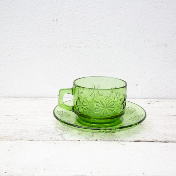 6 tasses et sous tasses en verre vert à fleurs Vereco