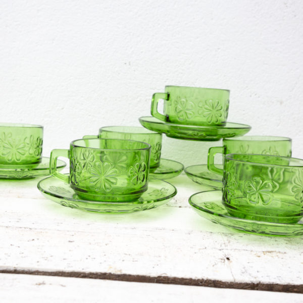 6 tasses et sous tasses en verre vert à fleurs Vereco